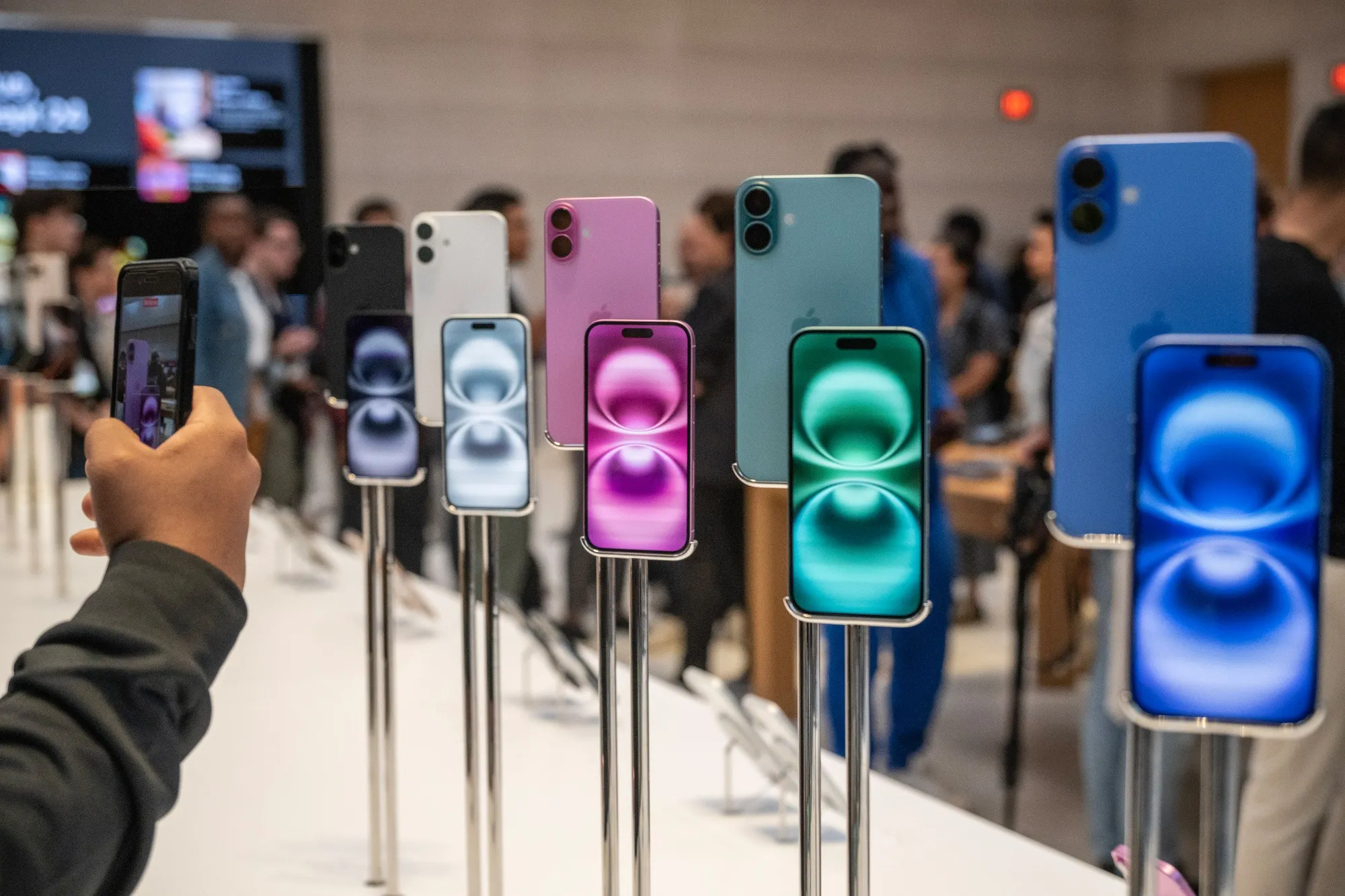 Apple Expands Clean Energy Charging on iPhone Demo Units in U.S. Stores